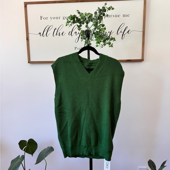 Cute emerald green, oversized V-neck vest NWT - Picture 9 of 12